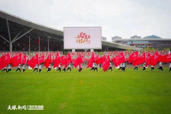 刘战还担心不能完全震慑住这帮人，于是便再度露出自己饱满爆炸物的马甲，冷声道：我看你们中也有不少二三十岁的年轻人，我也是从这个年纪过来的，知道这个年纪的人经常脑子发热、容易冲动，所以我提醒大家一句，千万不要逞什么英雄，也不要想着几个人联合起来就能找机会制伏我。